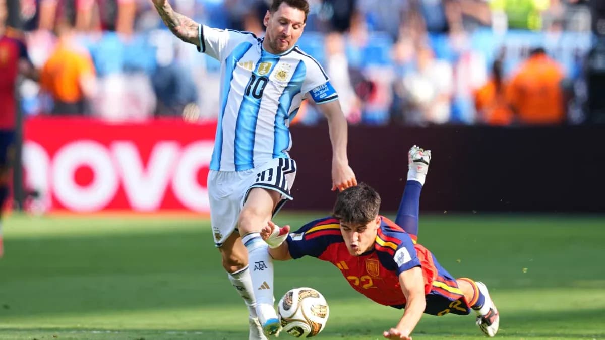 Lionel Messi evading a Spanish player during match Lionel Messi evading a Spanish player during match