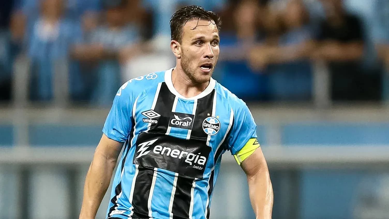 Futbolchi Gremio formasida harakatda Futbolchi Gremio formasida harakatda