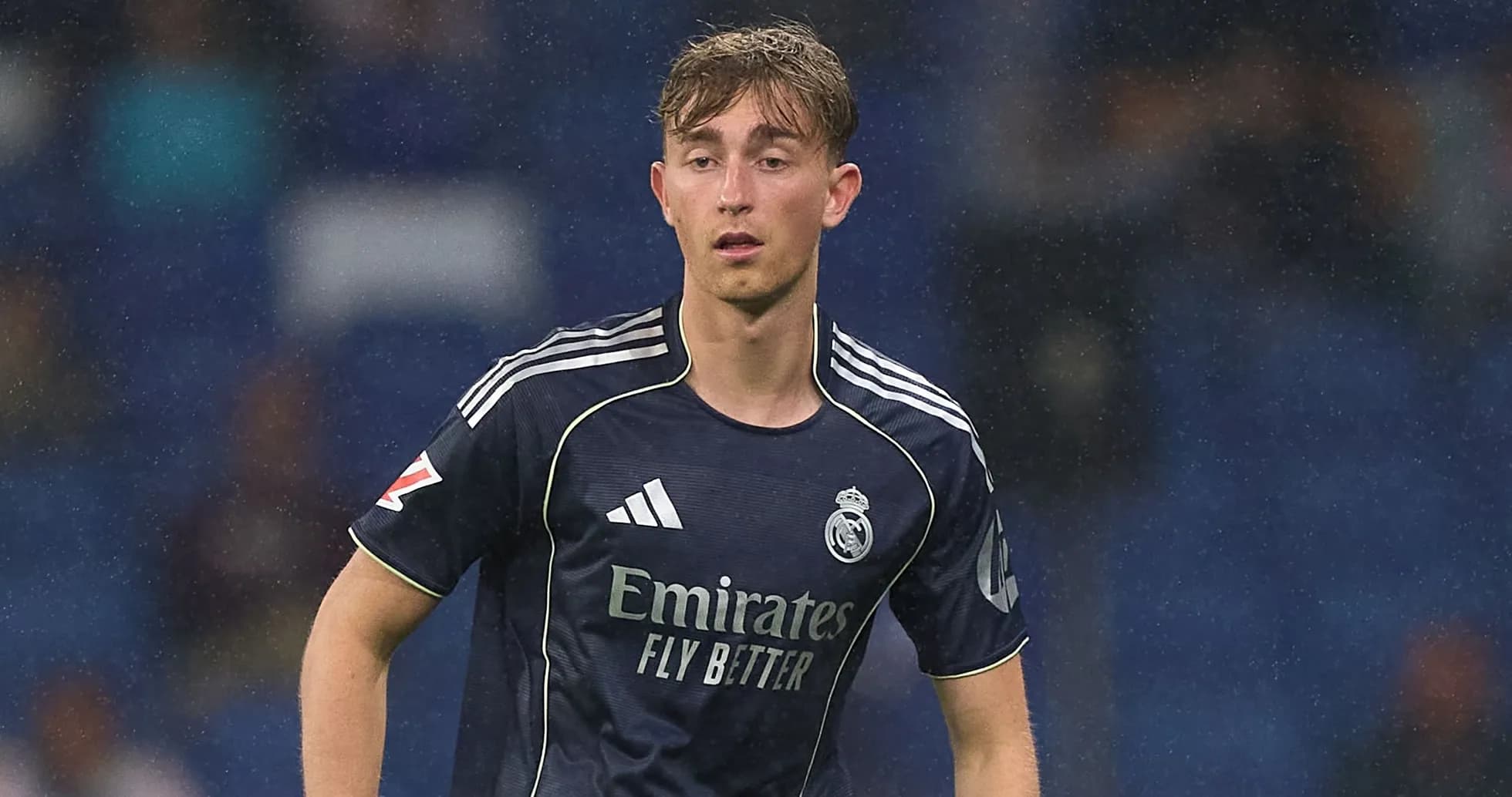 Futbolchi Real Madrid formasida o'yin o'tkazmoqda Futbolchi Real Madrid formasida o'yin o'tkazmoqda