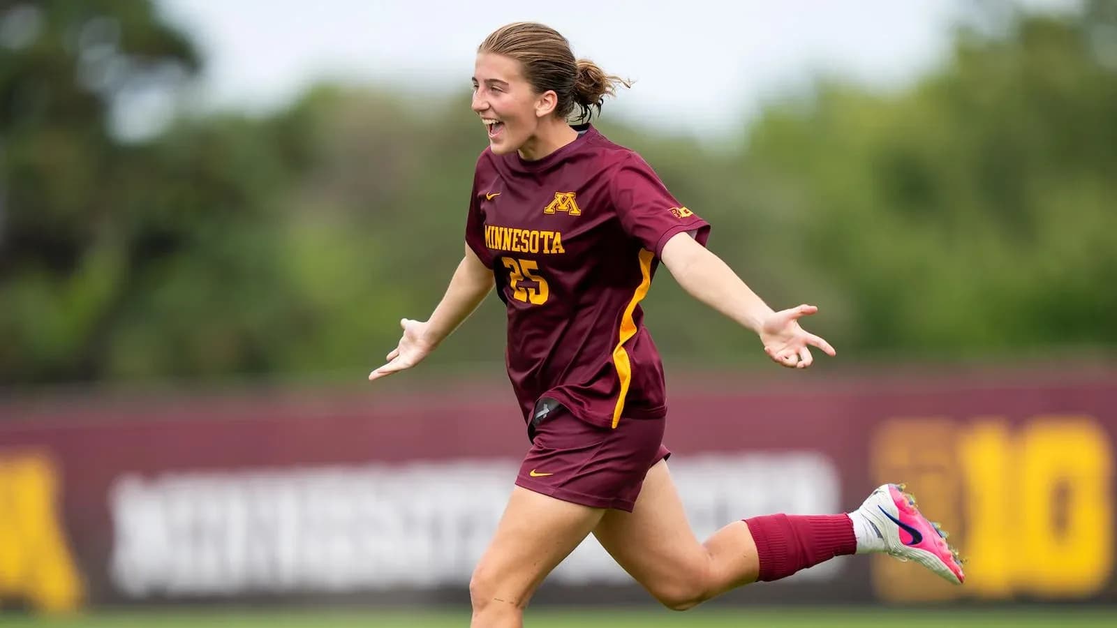 Futbolchi Minnesota formasida g'ildirab yugurmoqda Futbolchi Minnesota formasida g'ildirab yugurmoqda