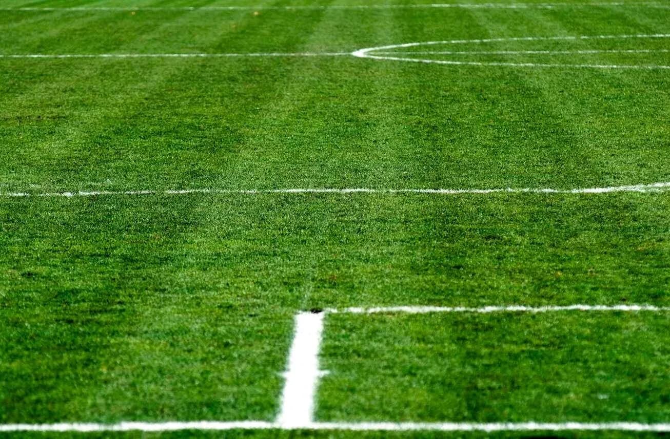 Yashil futbol maydoni chiziqlari bilan Yashil futbol maydoni chiziqlari bilan