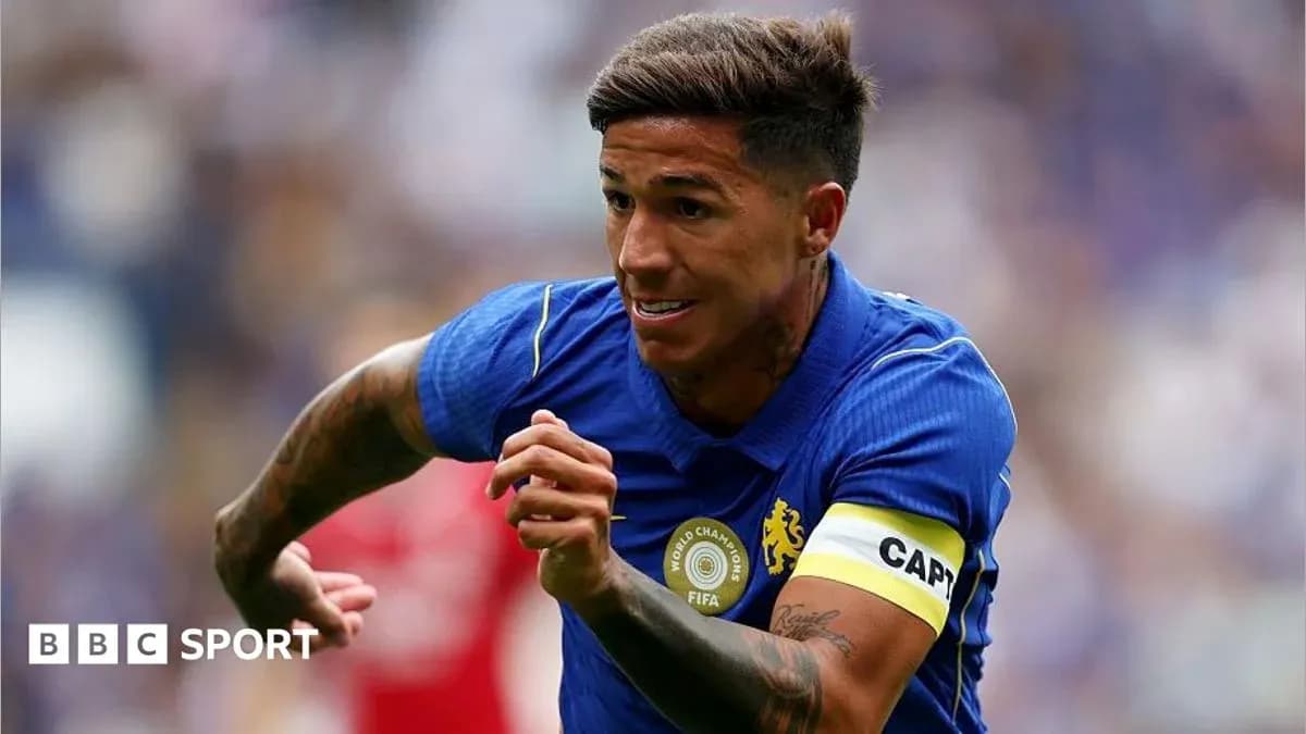 Futbolchi maydonda to'pni quvib ketmoqda Futbolchi maydonda to'pni quvib ketmoqda
