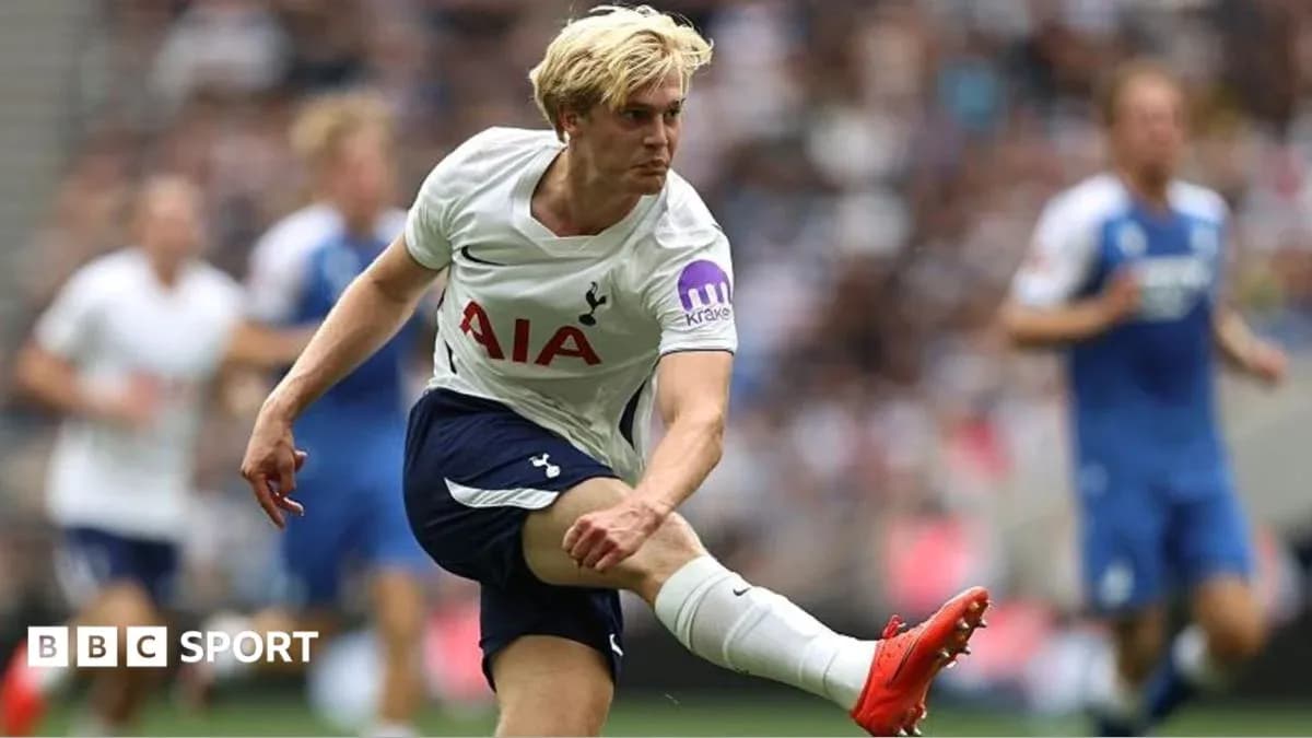 Futbolchi to'pni urayotgan paytda ko'rinadi Futbolchi to'pni urayotgan paytda ko'rinadi