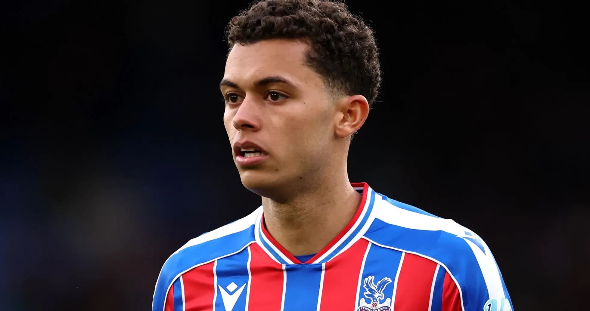 Futbolchi Crystal Palace formasida maydonda Futbolchi Crystal Palace formasida maydonda