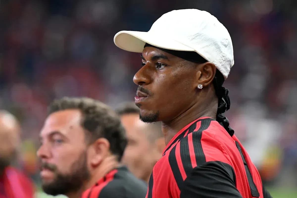 Futbolchi o'yin paytida tomoshabinlar orasida Futbolchi o'yin paytida tomoshabinlar orasida