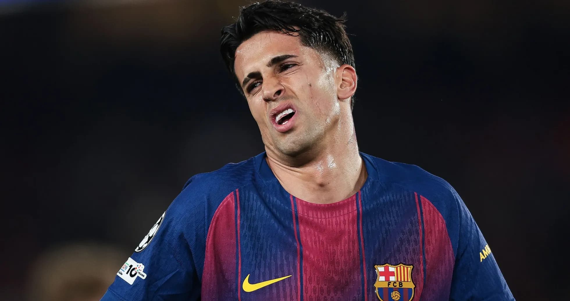 Futbolchi maydonda o'yin davomida xafa ko'rinmoqda Futbolchi maydonda o'yin davomida xafa ko'rinmoqda