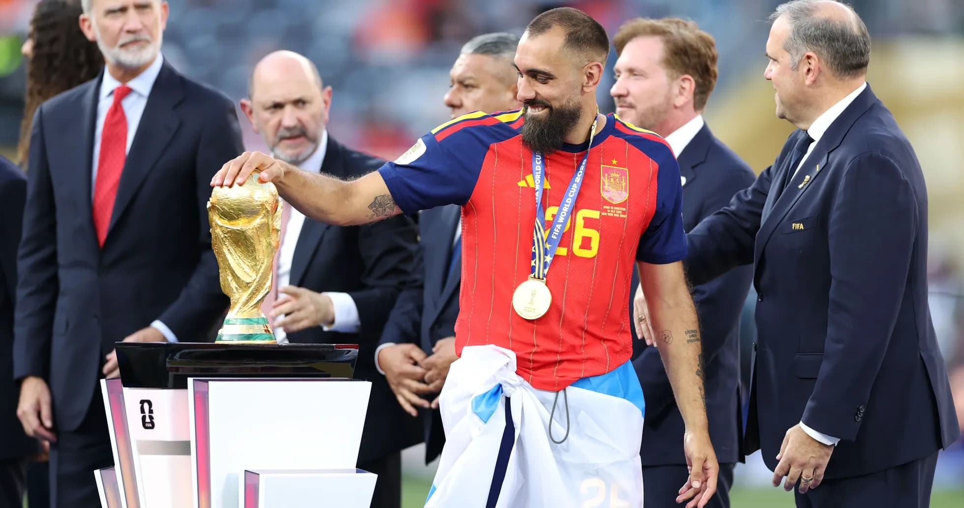 Futbolchi jamoasi a'zoi kubokni qabul qilmoqda Futbolchi jamoasi a'zoi kubokni qabul qilmoqda