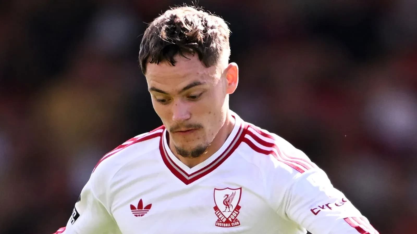 Futbolchi Liverpool formasi bilan maydonda harakatda Futbolchi Liverpool formasi bilan maydonda harakatda