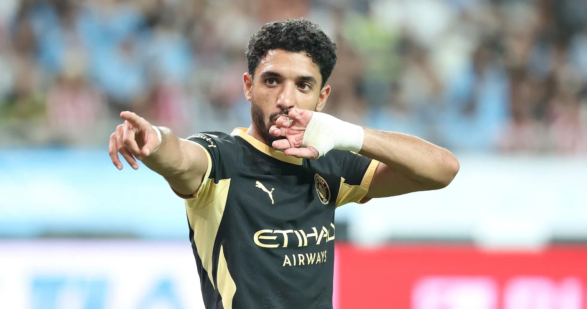 Futbolchi raqibiga ishora qilmoqda Futbolchi raqibiga ishora qilmoqda