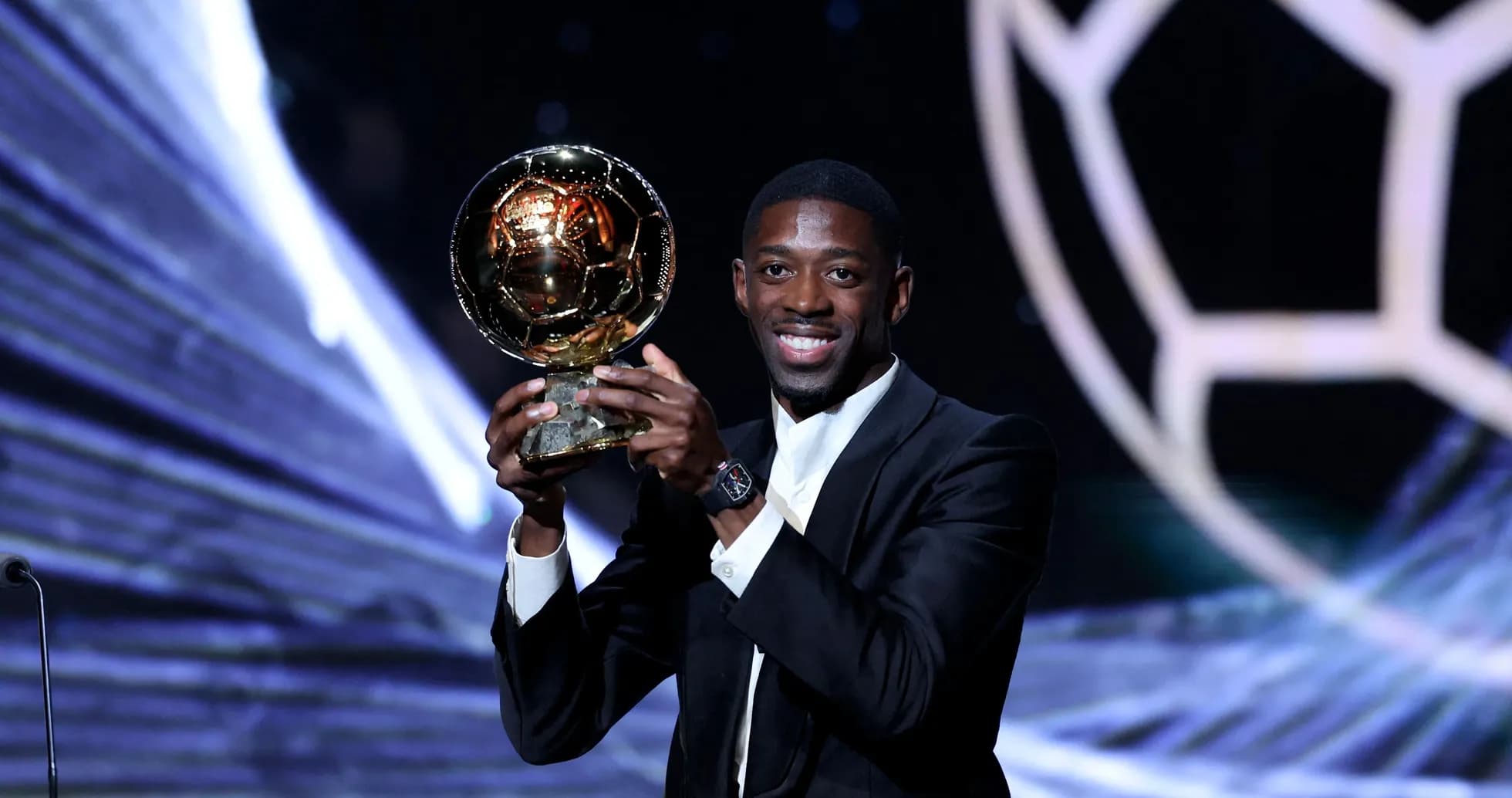 O'yinchi Ballon d'Or mukofotini ko'tarib turibdi O'yinchi Ballon d'Or mukofotini ko'tarib turibdi