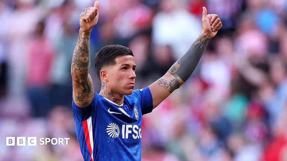 Futbolchi jamoaga rahmat aytmoqda Futbolchi jamoaga rahmat aytmoqda