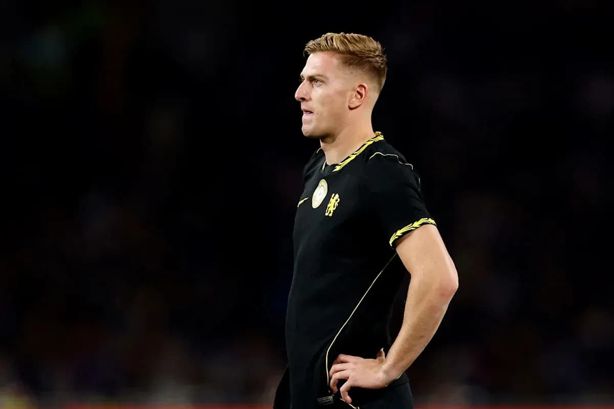 Futbolchi qora formada, maydonni kuzatmoqda Futbolchi qora formada, maydonni kuzatmoqda