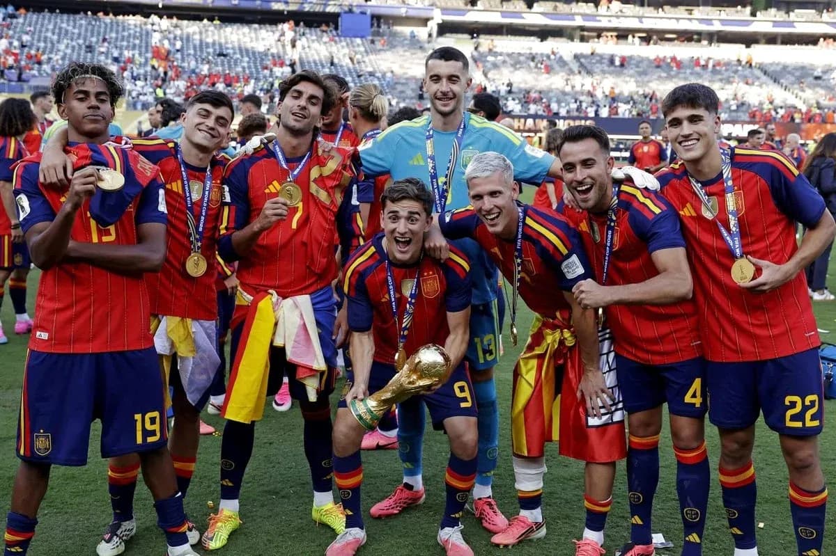 Ispaniya futbolchilarining chempionlikda g'alaba bayrami Ispaniya futbolchilarining chempionlikda g'alaba bayrami