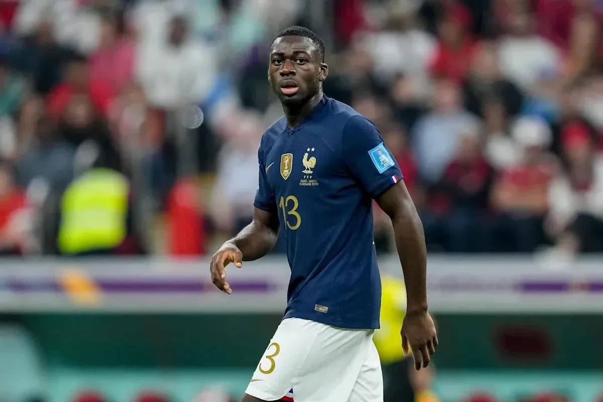 Fransiya futbolchisi maydonda harakatda Fransiya futbolchisi maydonda harakatda