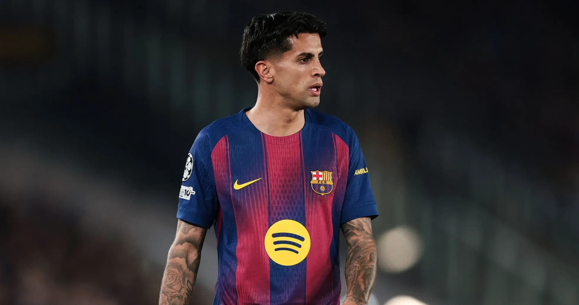 Futbolchi Barcelona formasida o'yin maydonida Futbolchi Barcelona formasida o'yin maydonida