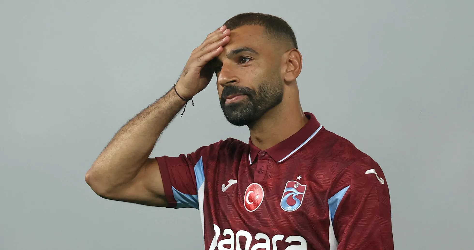 Futbolchi yangi formasini taqdim etmoqda Futbolchi yangi formasini taqdim etmoqda