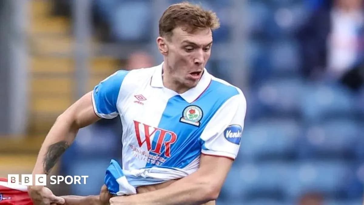 Futbolchi raqib bilan kurashayotgan paytda Futbolchi raqib bilan kurashayotgan paytda
