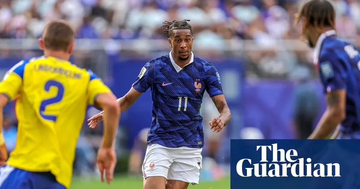 Fransiya futbolchisi to'pni boshqarayotgan payt Fransiya futbolchisi to'pni boshqarayotgan payt
