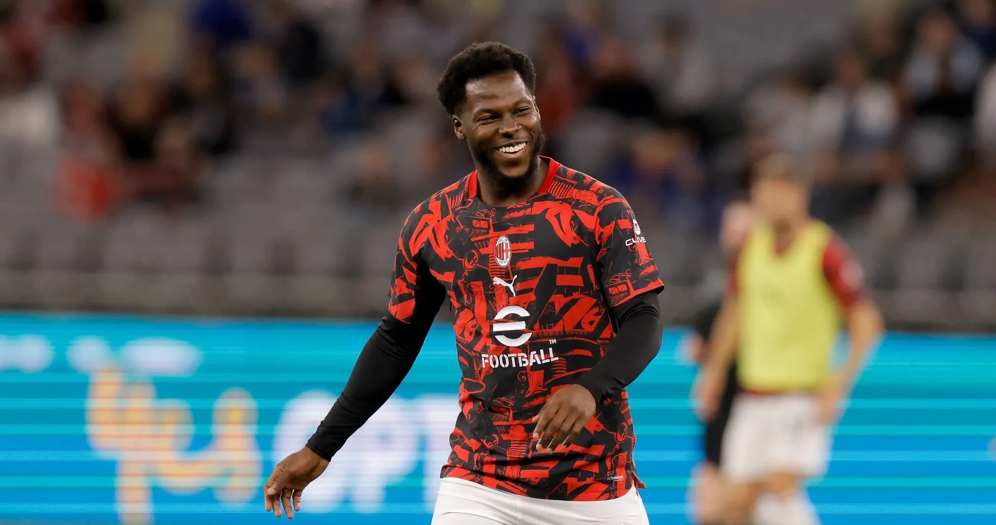 Futbolchi maydonda kulayotgan paytda Futbolchi maydonda kulayotgan paytda