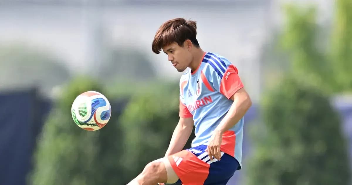 Futbolchi to'pni tepayotgan mashg'ulotda Futbolchi to'pni tepayotgan mashg'ulotda
