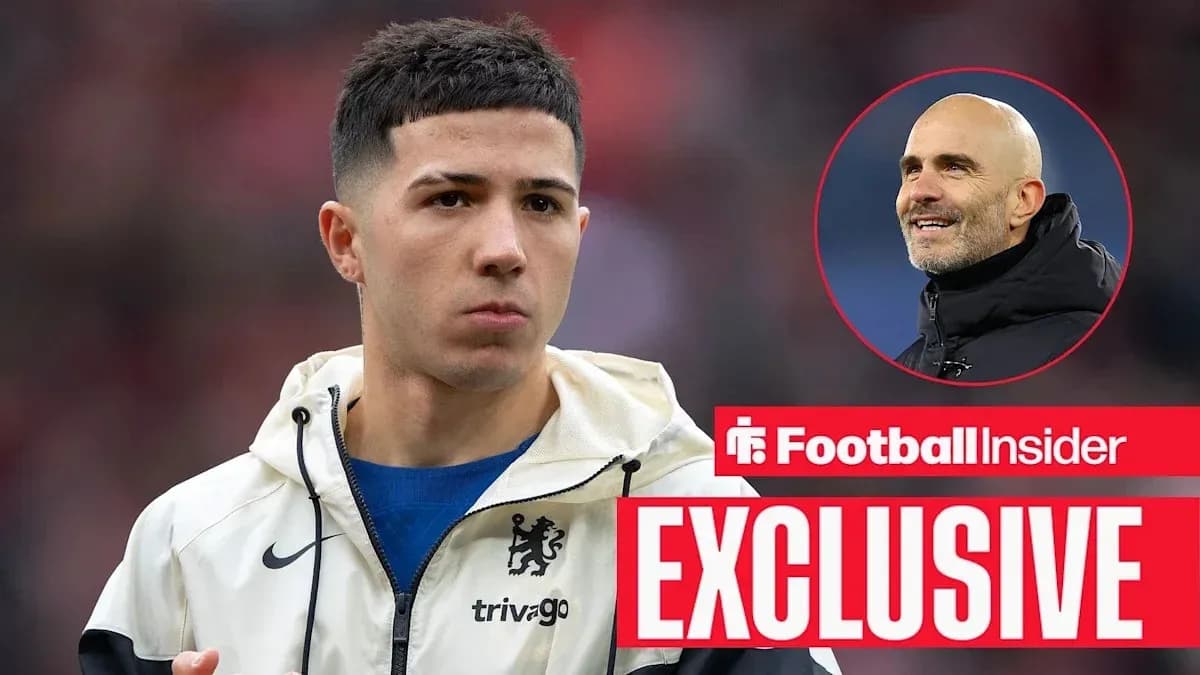 Futbolchi maydonda, Chelsea formasi kiygan Futbolchi maydonda, Chelsea formasi kiygan