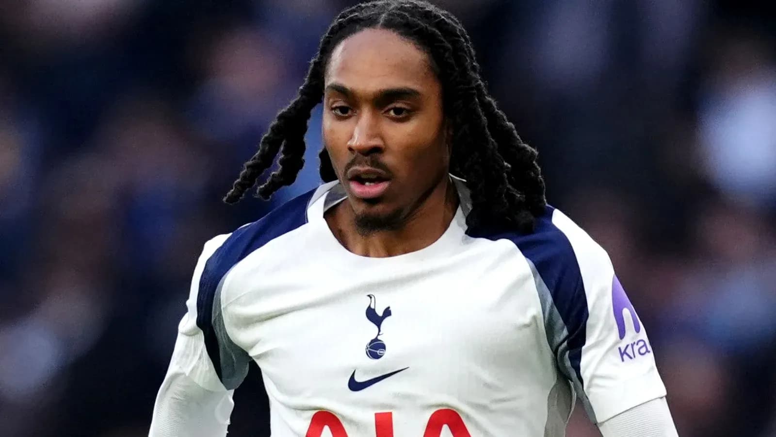 Futbolchi Tottenham formasi bilan o'yin o'tkazmoqda Futbolchi Tottenham formasi bilan o'yin o'tkazmoqda