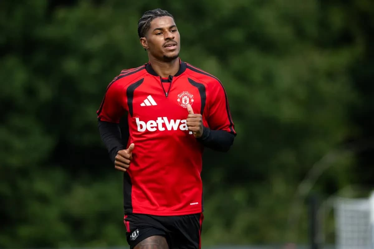 Futbolchi mashg'ulotda qizil forma kiygan Futbolchi mashg'ulotda qizil forma kiygan