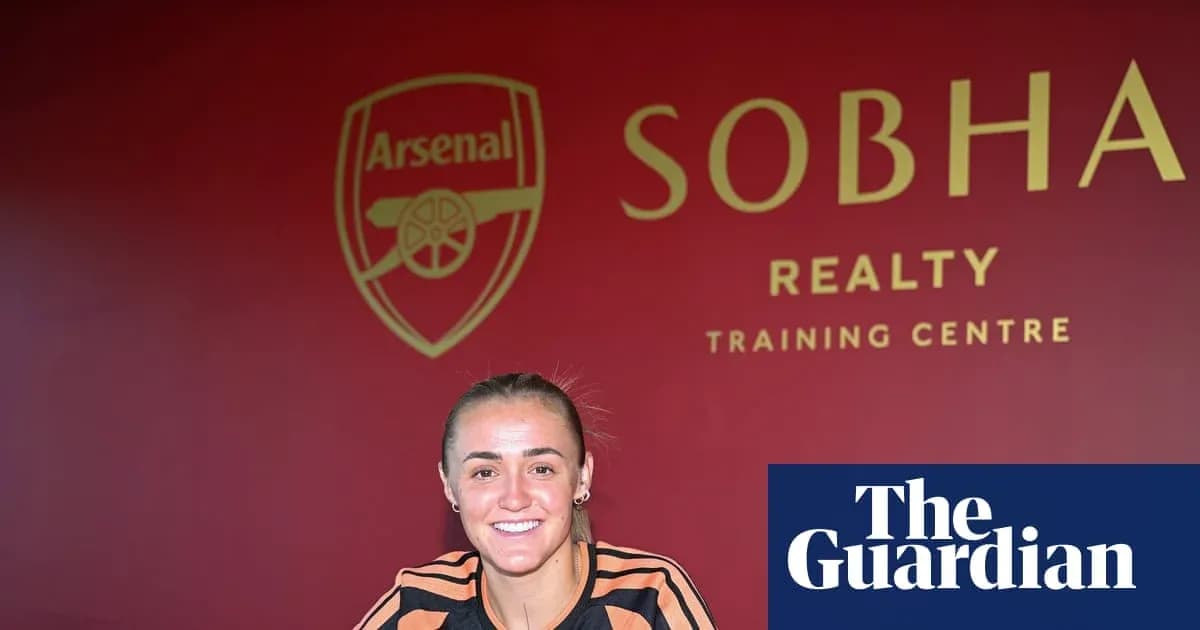 Futbolchi Arsenal trening markazi oldida kulayotgan Futbolchi Arsenal trening markazi oldida kulayotgan