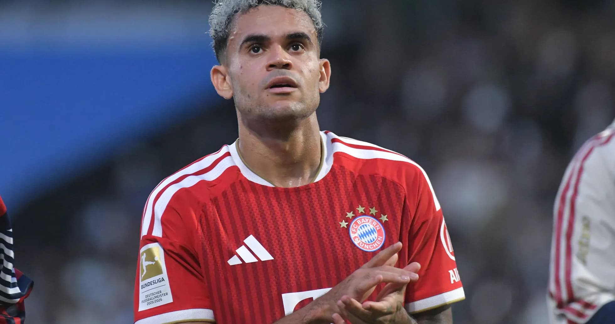 Futbolchi Bayern Munich formasi bilan maydonda Futbolchi Bayern Munich formasi bilan maydonda