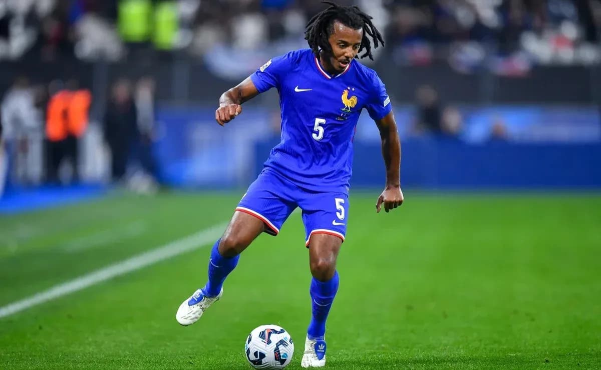 Fransiya futbolchisi to'pni o'ynayotgan paytda Fransiya futbolchisi to'pni o'ynayotgan paytda