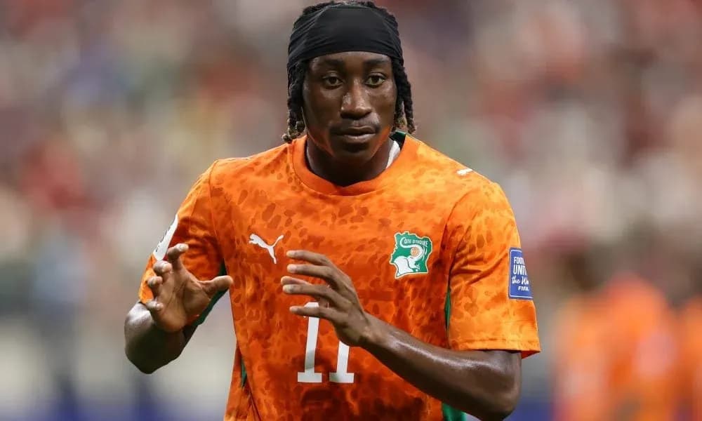 Futbolchi Cote d'Ivoire formasida harakatda Futbolchi Cote d'Ivoire formasida harakatda