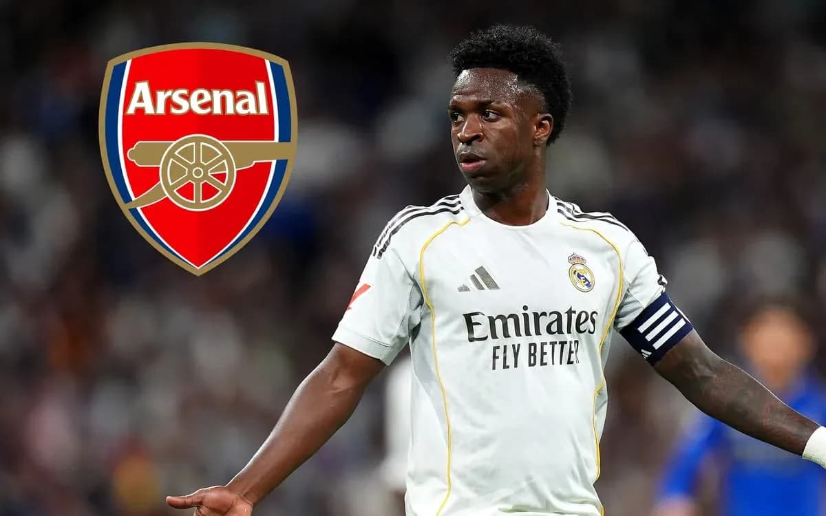 Futbolchi maydonda harakatda, Arsenal logotipi bilan Futbolchi maydonda harakatda, Arsenal logotipi bilan
