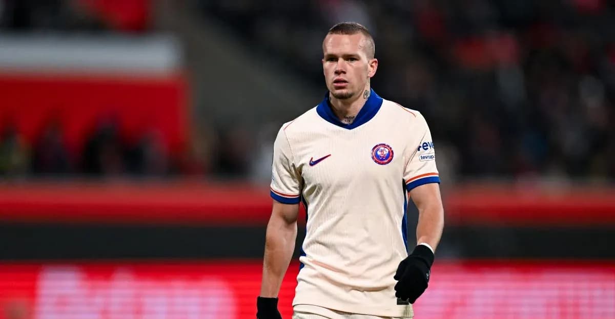Futbolchi maydonda harakatlanayotgan holatda Futbolchi maydonda harakatlanayotgan holatda