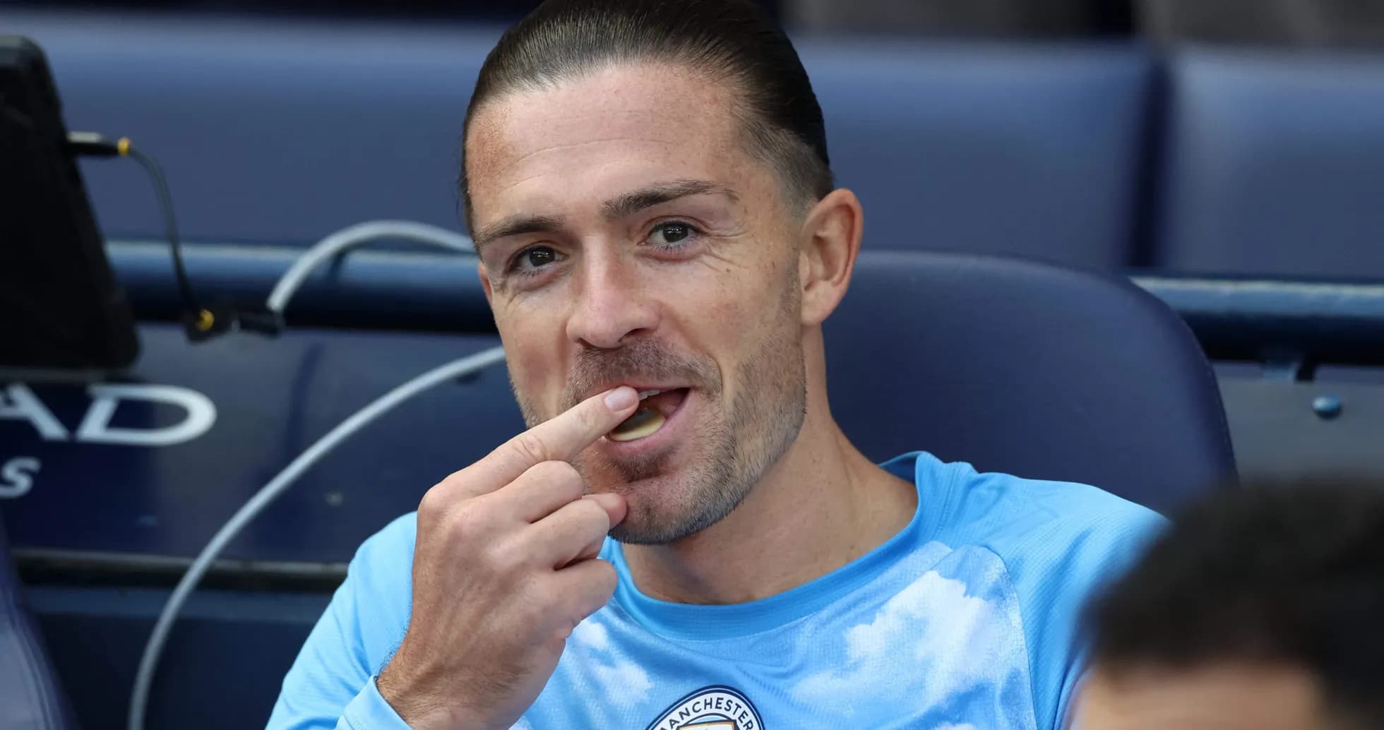 Futbolchi benchda o'zini ovqatlantirayotgan ko'rinadi Futbolchi benchda o'zini ovqatlantirayotgan ko'rinadi