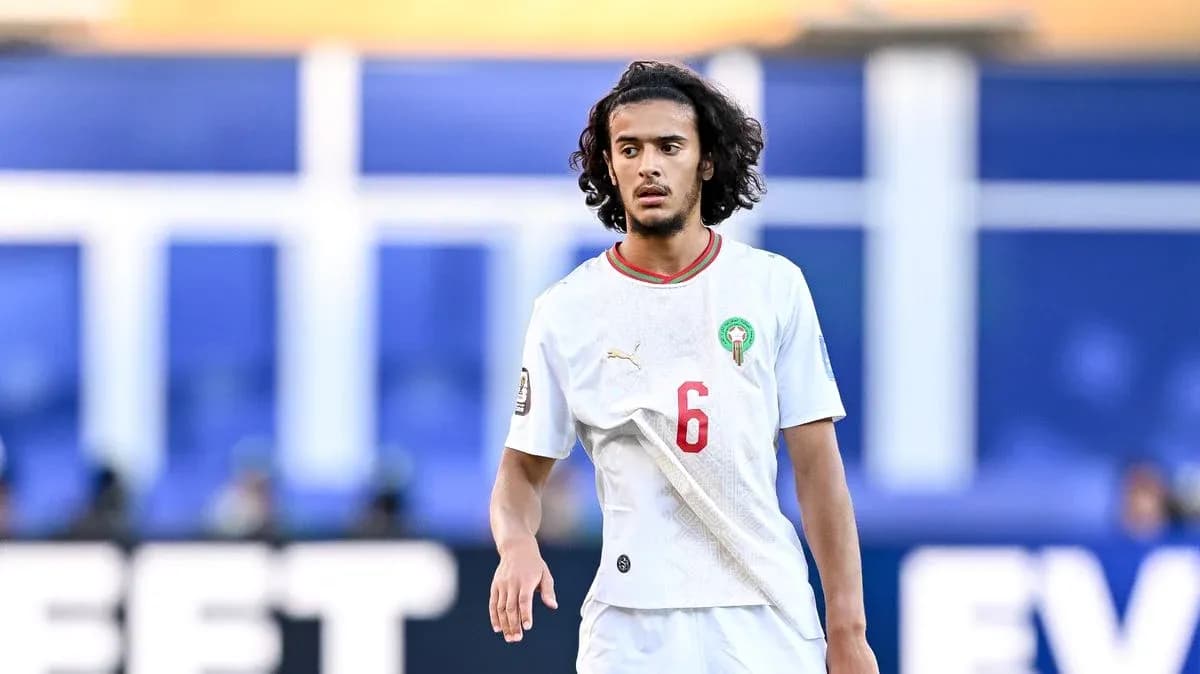 Futbolchi o'yinda, 6-raqamli formasida Futbolchi o'yinda, 6-raqamli formasida