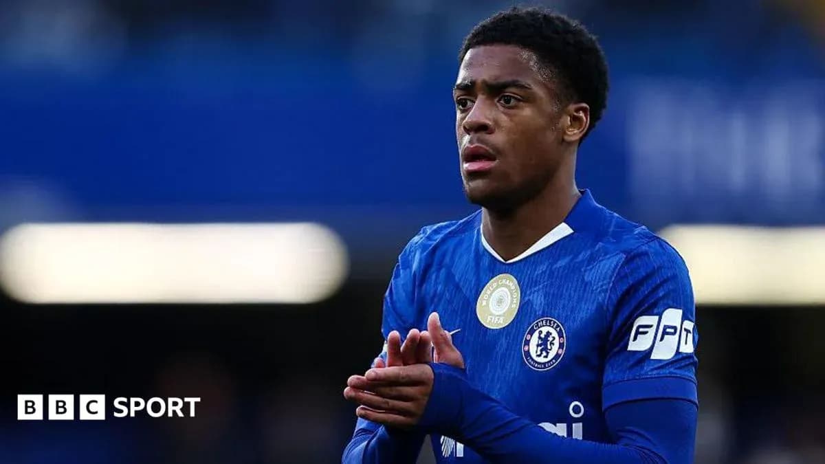 Futbolchi Chelsea formasida, maydonda turgan Futbolchi Chelsea formasida, maydonda turgan