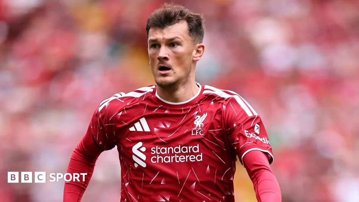 Futbolchi Liverpool formasida maydonda harakatlanmoqda Futbolchi Liverpool formasida maydonda harakatlanmoqda