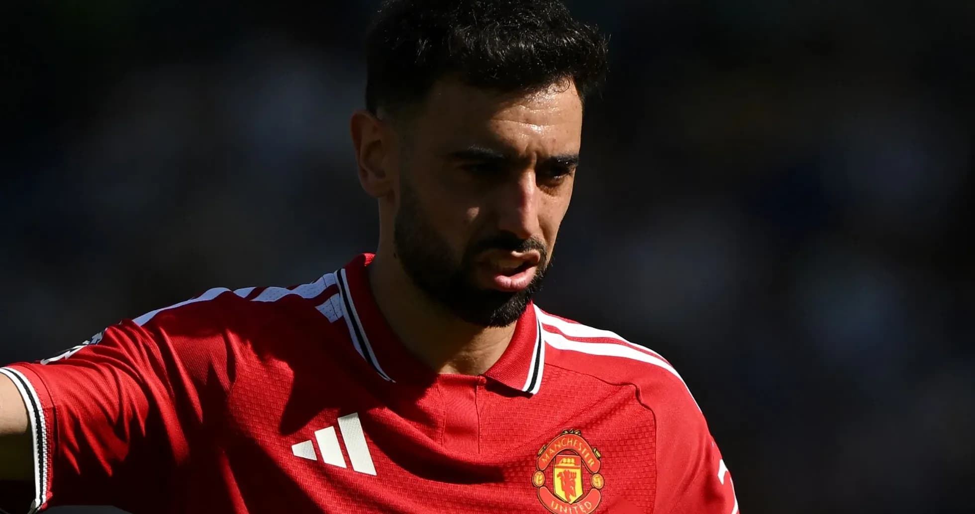 Futbolchi Manchester United formasida maydonda Futbolchi Manchester United formasida maydonda