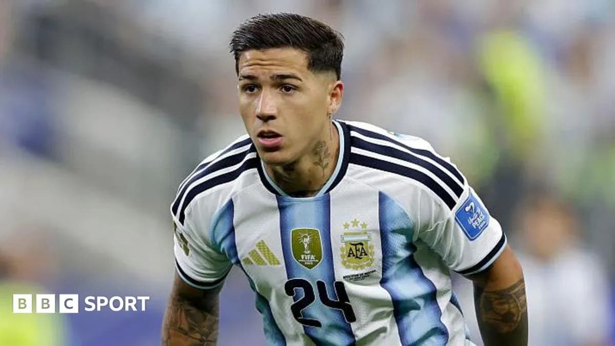 Futbolchi 24-ra raqamda Argentina formasida Futbolchi 24-ra raqamda Argentina formasida