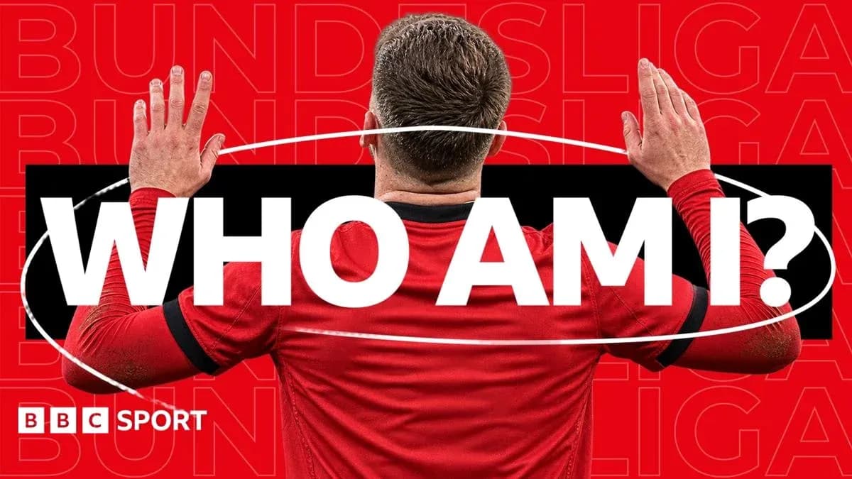 Futbolchi qizil formada orqa tomondan ko'rsatilgan Futbolchi qizil formada orqa tomondan ko'rsatilgan