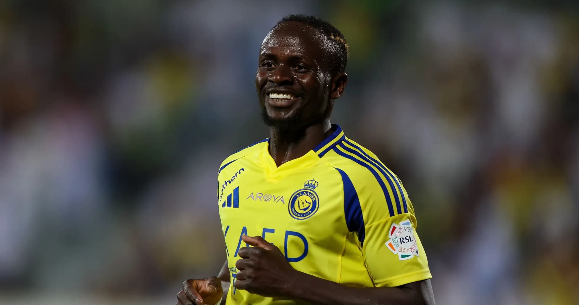 Futbolchi Al-Nassr formasida maydonda kulayotgan Futbolchi Al-Nassr formasida maydonda kulayotgan
