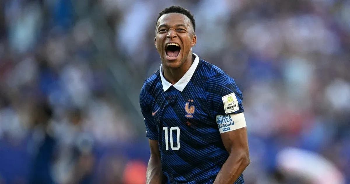 Futbolchi maydonda baxtiyor qiyofa bilan Futbolchi maydonda baxtiyor qiyofa bilan