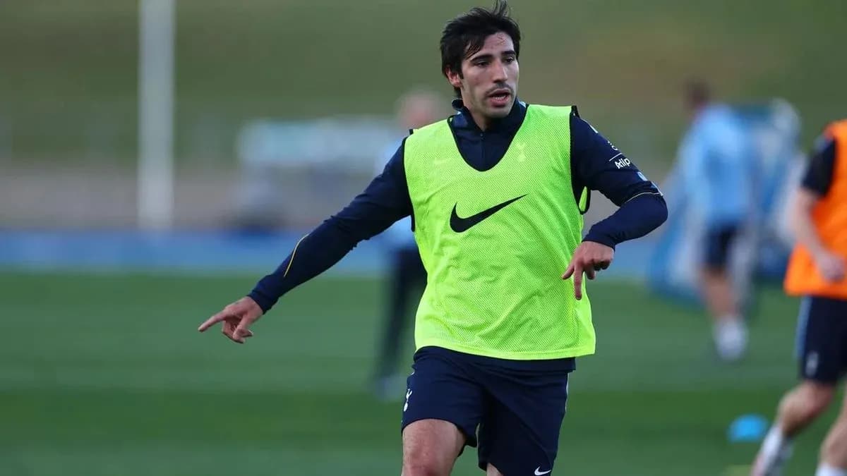 Futbolchi mashg'ulotda harakat qilmoqda Futbolchi mashg'ulotda harakat qilmoqda