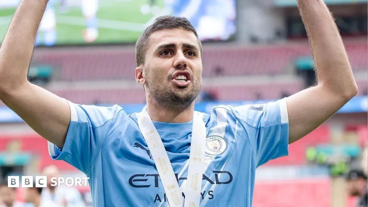 Futbolchi kubokni ko'tarib turgan paytda Futbolchi kubokni ko'tarib turgan paytda