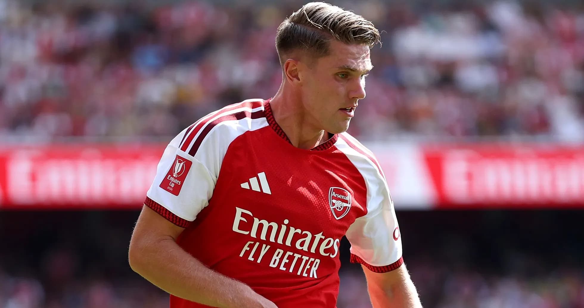 Futbolchi Arsenal formasida o'yin o'tkazmoqda Futbolchi Arsenal formasida o'yin o'tkazmoqda
