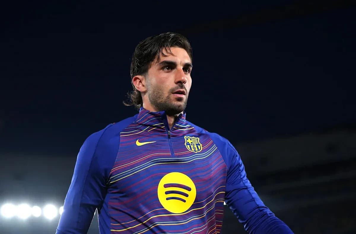 Futbolchi jamoa formasi bilan maydonga chiqmoqda Futbolchi jamoa formasi bilan maydonga chiqmoqda