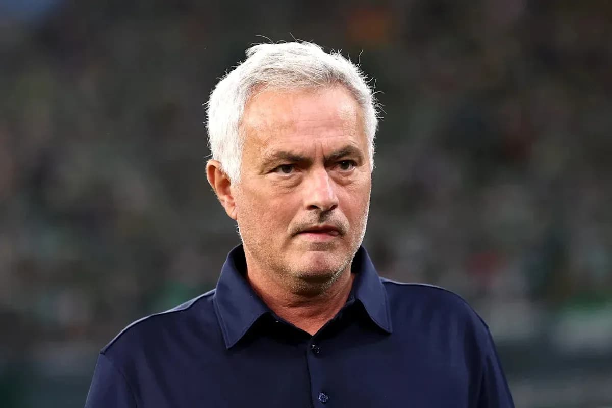 Murinho stadionda o'yin vaqtida turibdi Murinho stadionda o'yin vaqtida turibdi