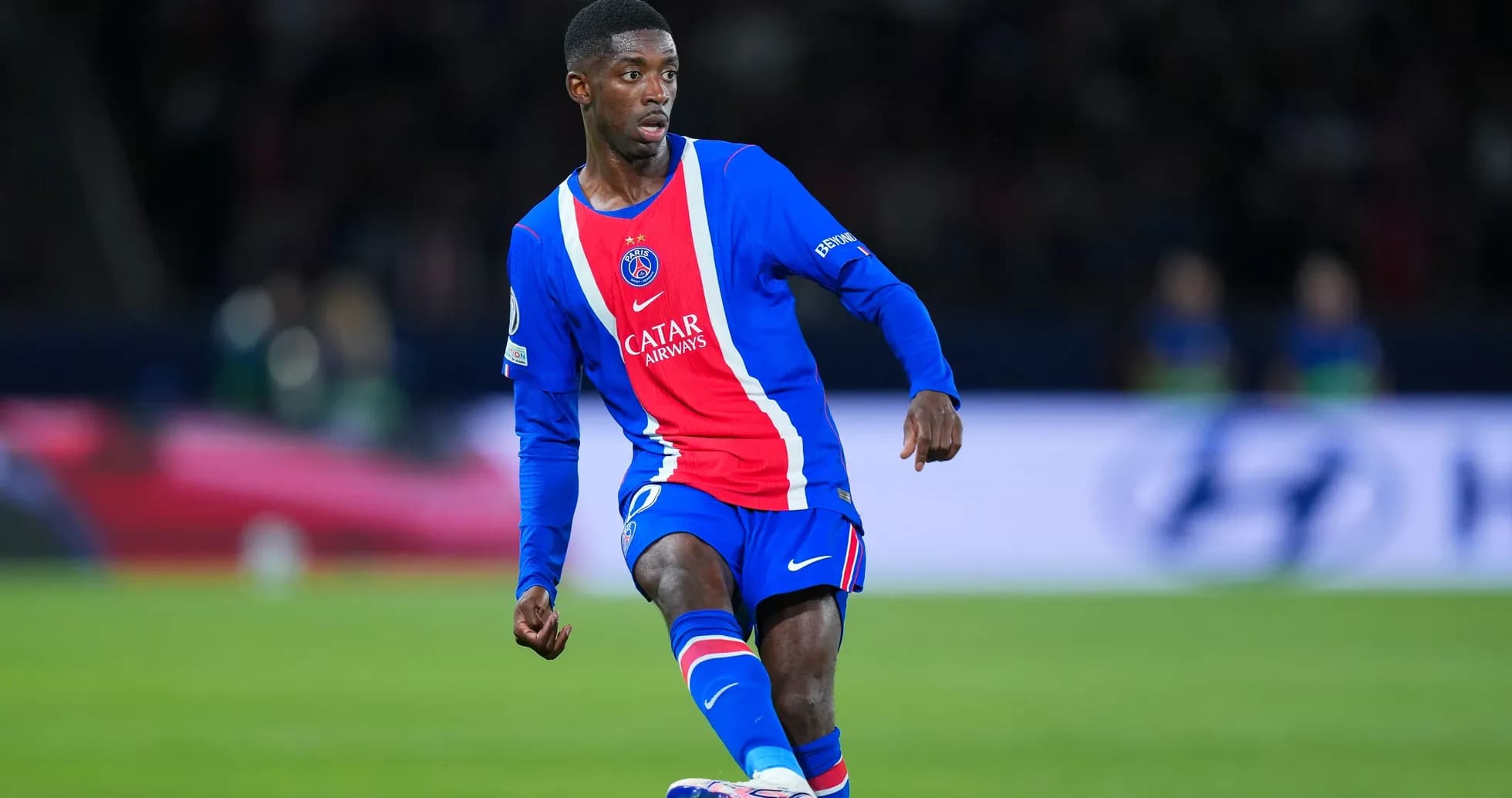 Futbolchi PSG formasida to'pni nazorat qilmoqda Futbolchi PSG formasida to'pni nazorat qilmoqda