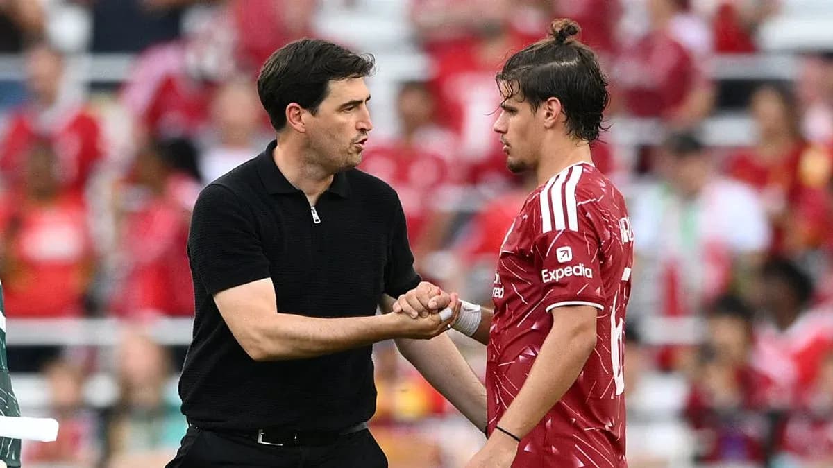 Trener futbolchi bilan o'yin davomida maslahatlashmoqda Trener futbolchi bilan o'yin davomida maslahatlashmoqda