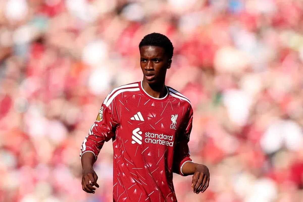 Futbolchi Liverpool formasida maydonda harakatda Futbolchi Liverpool formasida maydonda harakatda